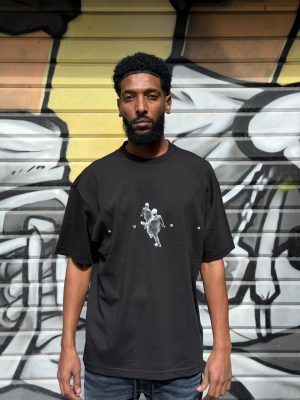 טישרט הוגו שחורה אוברסייז לוגו קידמי ואחורי