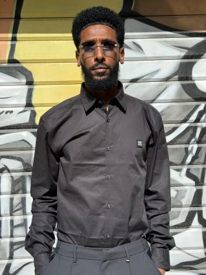 מכופתרת הוגו שחורה