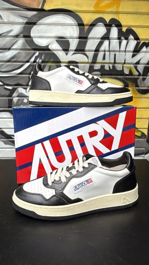 אוטרי שחור לבן