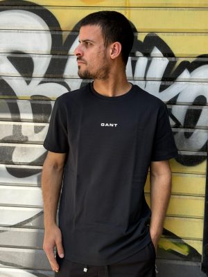 טישרט גאנט שחורה לוגו במרכז החולצה