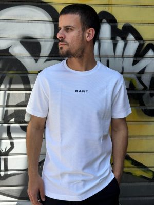 טישרט גאנט לבנה לוגו במרכז החזה