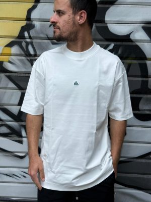 טישרט באלר לבנה לוגו במרכז החזה