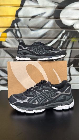 אסיקס NYC שחור סולייה לבנה