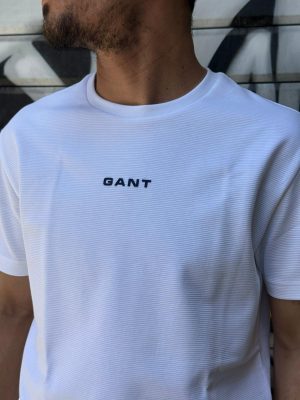 טישרט גאנט לבנה לוגו במרכז החזה