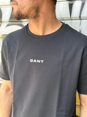 טישרט גאנט שחורה לוגו במרכז החולצה