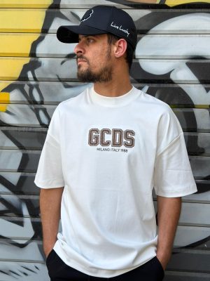 טישרט GCDS לבנה לוגו במרכז החולצה