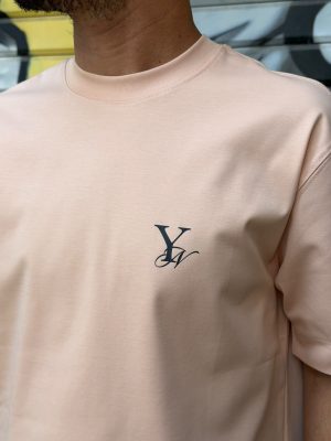 טישרט YN חלקה לוגו בחזה
