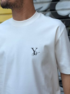 טישרט YN לבנה לוגו בחזה